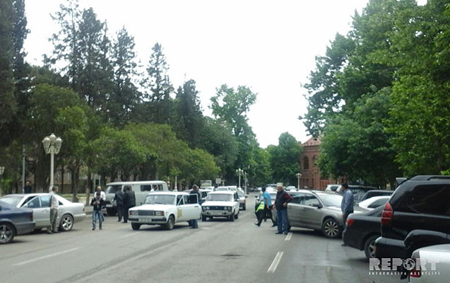 gencede-toy-karvaninda-yola-pul-sepdiler