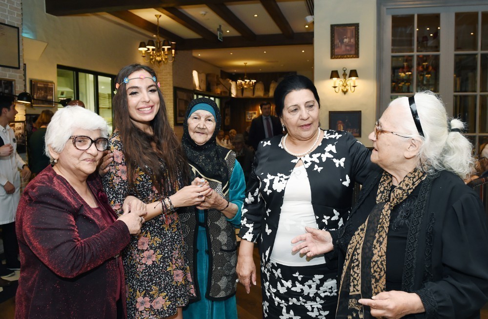 leyla-eliyeva-bu-defe-onlarla-gorusdu