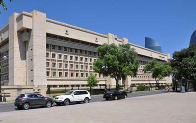 xaricden-gelen-pulla-qizina-porsche-alacaqdi