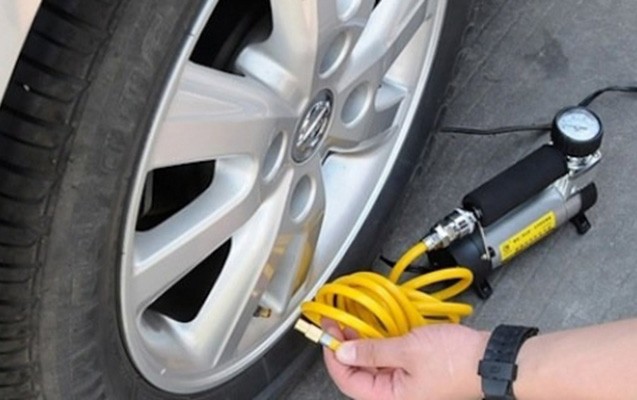 masinin-tekeri-partladi-oldu