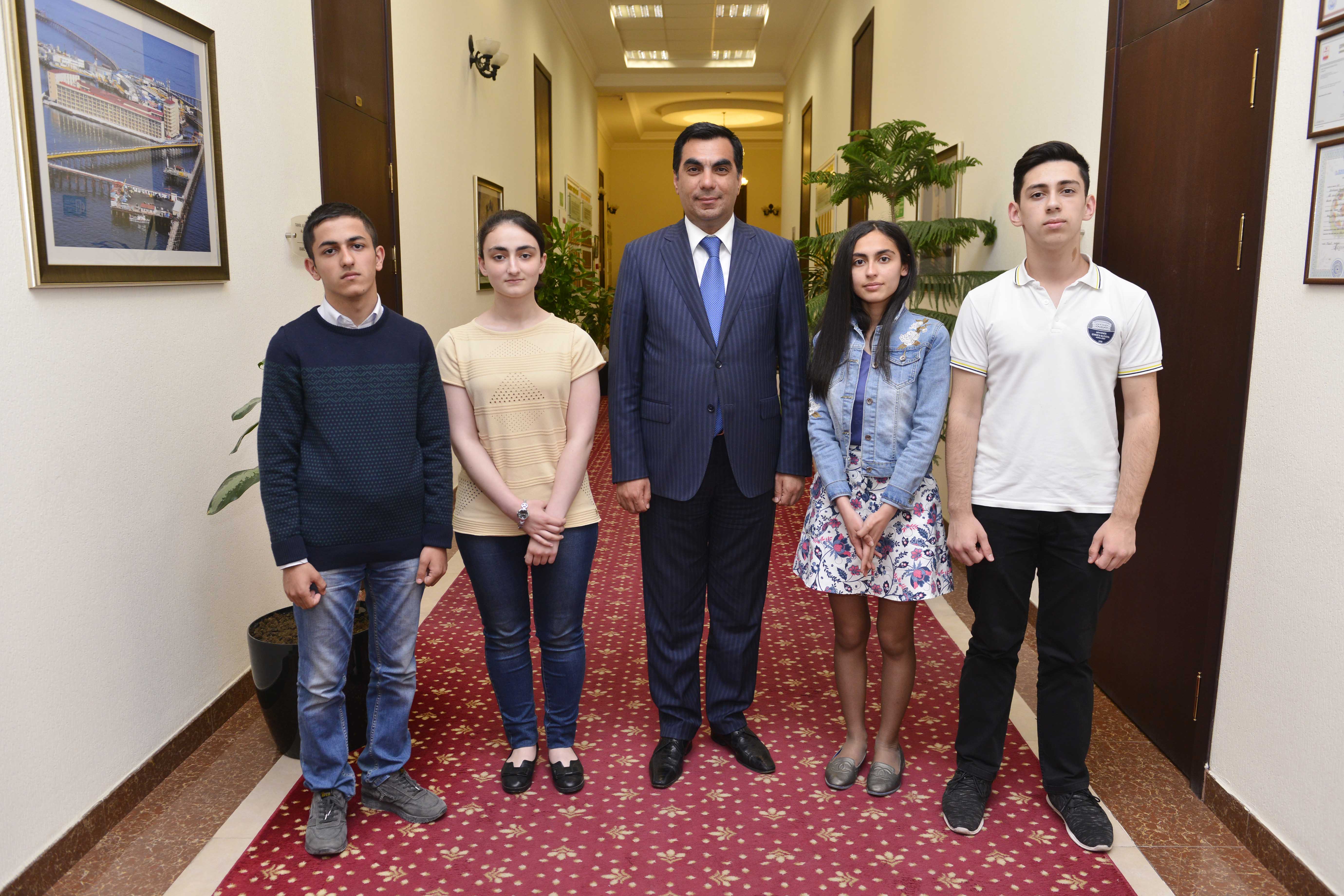 elmar-qasimov-700-bal-toplayan-abituriyentlerle-gorusdu