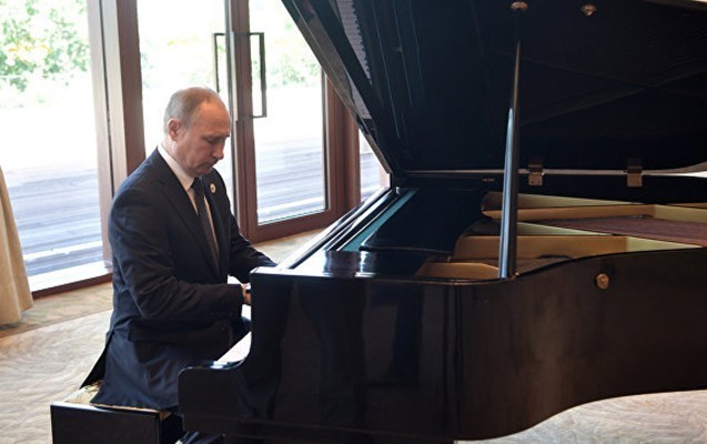 putin-hemkarini-gozleyerken-royalda-ifa-etdi