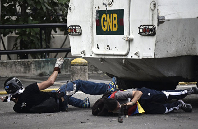 venesuelada-etirazlar-zamani-bir-polis-helak-olub