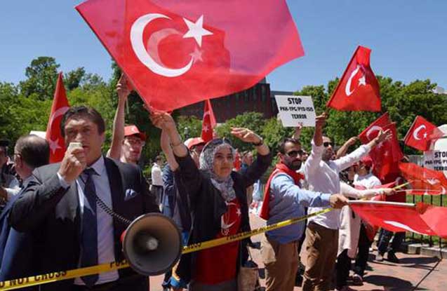 erdoganin-terefdarlari-ile-eleyhdarlari-arasinda-toqqusma