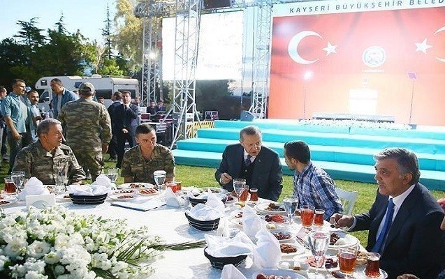 erdogan-sehid-aileleri-ve-esgerlerle-iftarda