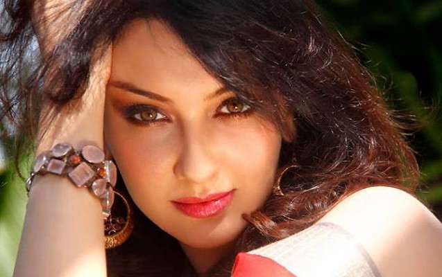 hindli-aktrisanin-basina-is-geldi