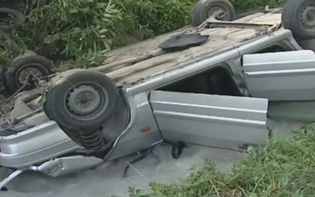 masini-caya-asirdi-qadin-yaralandi