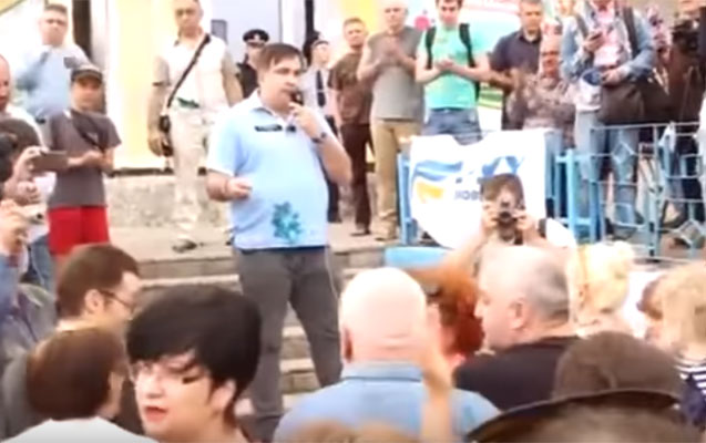 saakasviliye-yumurta-atdilar