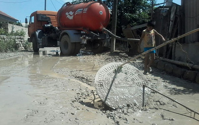 azerbaycanda-100-den-cox-evi-su-basib