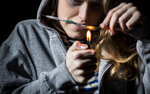 qadinlar-niye-narkoman-olur