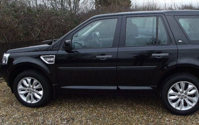 land-roverden-ogurluq-etmek-istedi