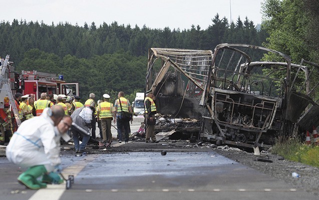 almaniyada-agir-yol-qezasi-11-nefer-yanaraq-olub