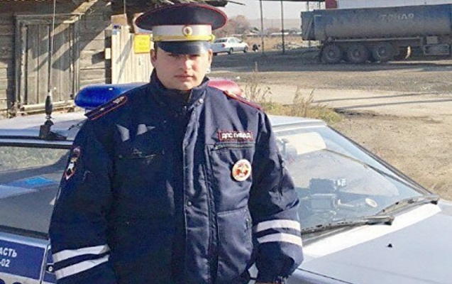 azerbaycanli-polis-rusiyada-bir-aileni-olumden-xilas-etdi