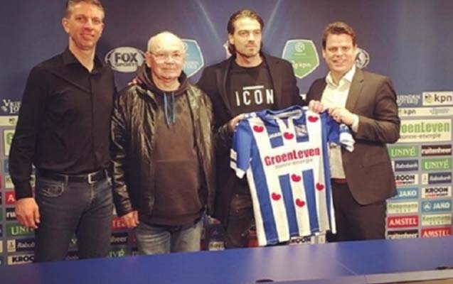hollandiyali-futbolcu-qebeleden-ayrilib