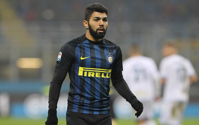 interin-futbolcusuna-qizil-zibil-qutusu-mukafati-verdiler