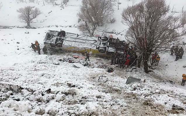 turkiyede-sernisin-avtobusu-asib-olenler-var