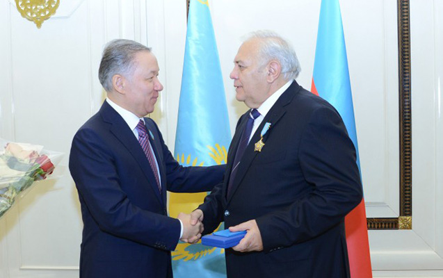nazarbayev-oktay-esedovu-seref-ordeni-ile-teltif-edib