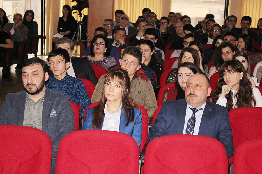 azerbaycan-universitetinde-kagiz-qebir-filminin-numayisi-olub