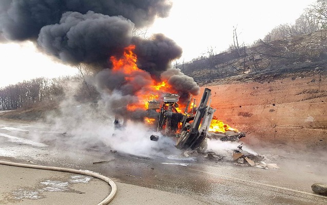 gurcustanda-socar-in-benzin-dasiyan-masini-partladi