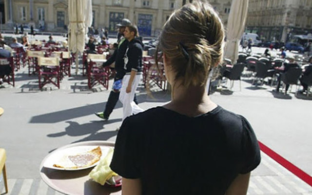 ofisiant-leng-xidmete-gore-doyuldu