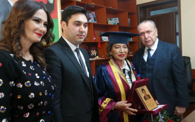 turkiyenin-ilk-qadin-pilotuna-fexri-doktor-adi-verildi