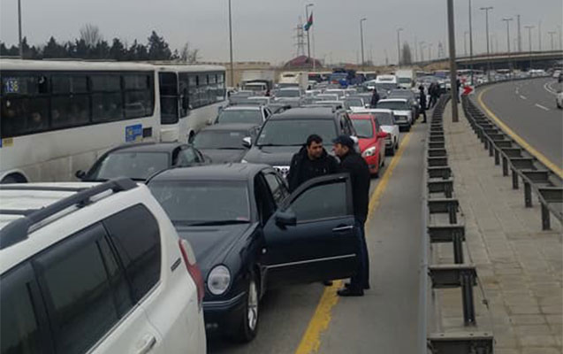 aeroport-yolunda-boyuk-tixac