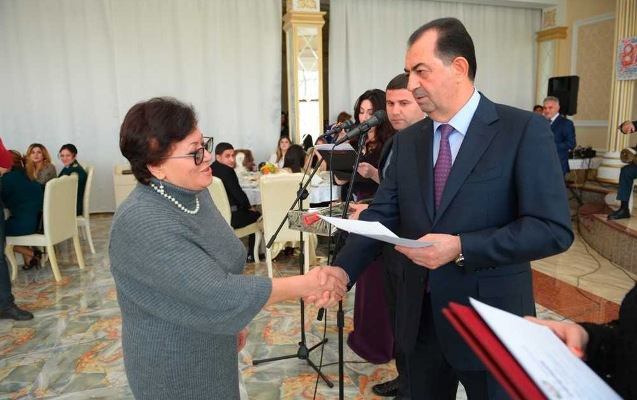 icra-bascisi-qadinlara-qiymetli-hediyyeler-verdi