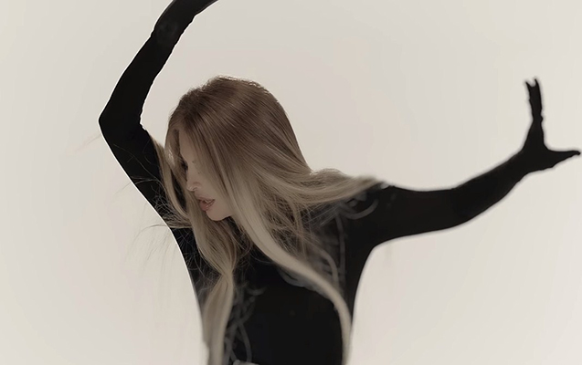 aygun-gulaga-tenhanin-sozlerine-mahni-oxudu