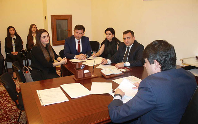 deputat-secicileri-qebul-etdi