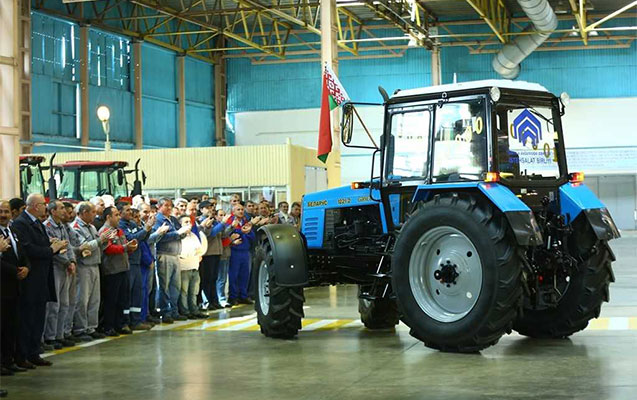 gencede-istehsal-olunan-10-mininci-traktor