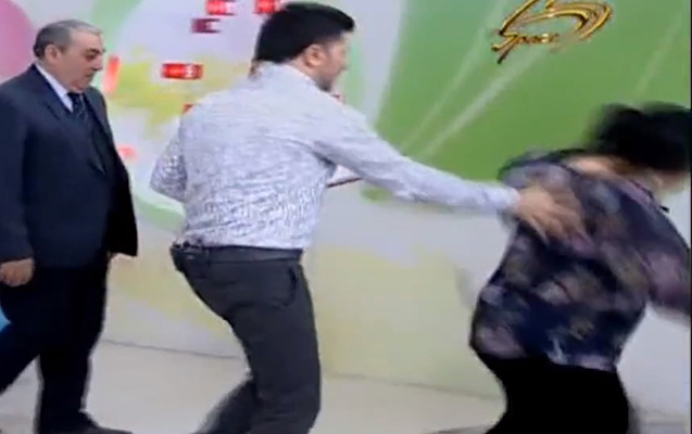 almaz-elesgerli-canli-efirde-yixildi