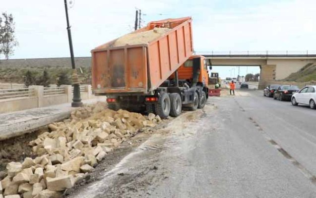 lokbatanin-giris-hissesinde-temir-tikinti-isleri-aparilir