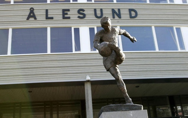 meshur-futbolcunun-heykeli-qoyuldu