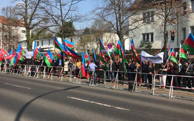 berlinde-azerbaycanlilar-hemreylik-aksiyasi-kecirdi