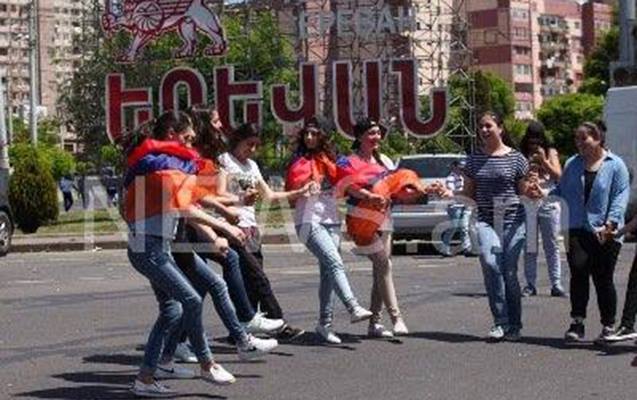 ermenistanda-etirazcilar-yollari-acdilar