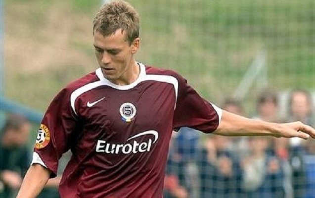kecmis-futbolcu-sevgilisi-ile-dalasdi