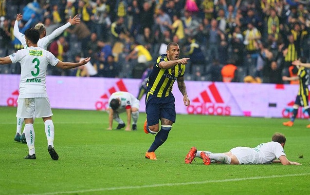 fenerbagca-10-nefer-qalan-reqibini-cetinlikle-meglub-etdi