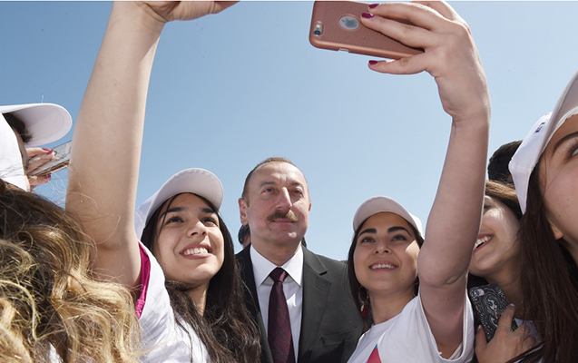 gencler-prezidentle-selfi-cekdirdi