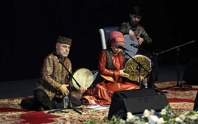 alim-qasimovla-qizi-gence-filarmoniyasinin-sehnesinde