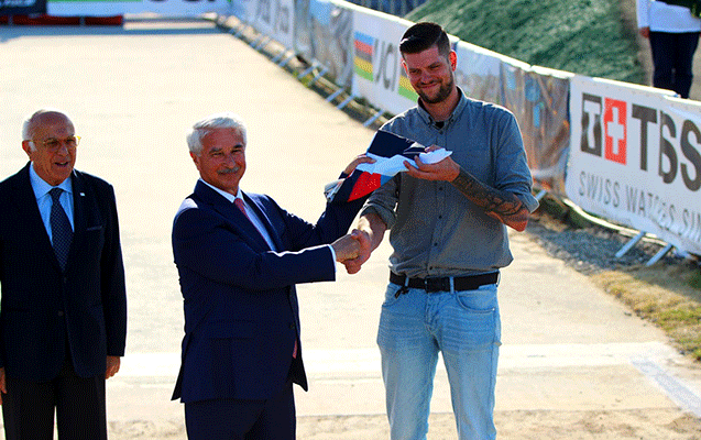 bmx-uzre-dc-nin-kecici-bayragi-belcika-numayendesine-verildi