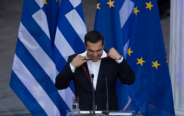 bas-nazir-ilk-defe-qalstuk-taxdi