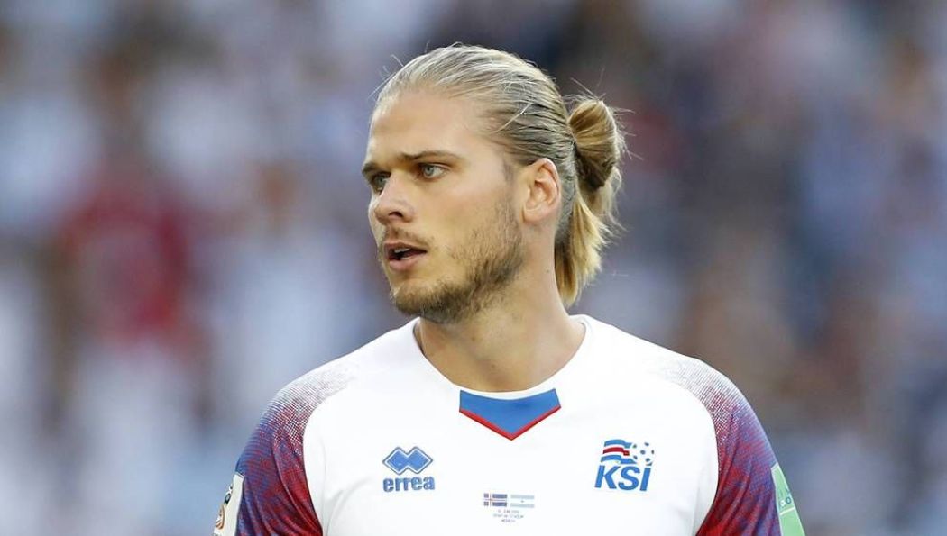 islandiyali-futbolcudan-etiraz