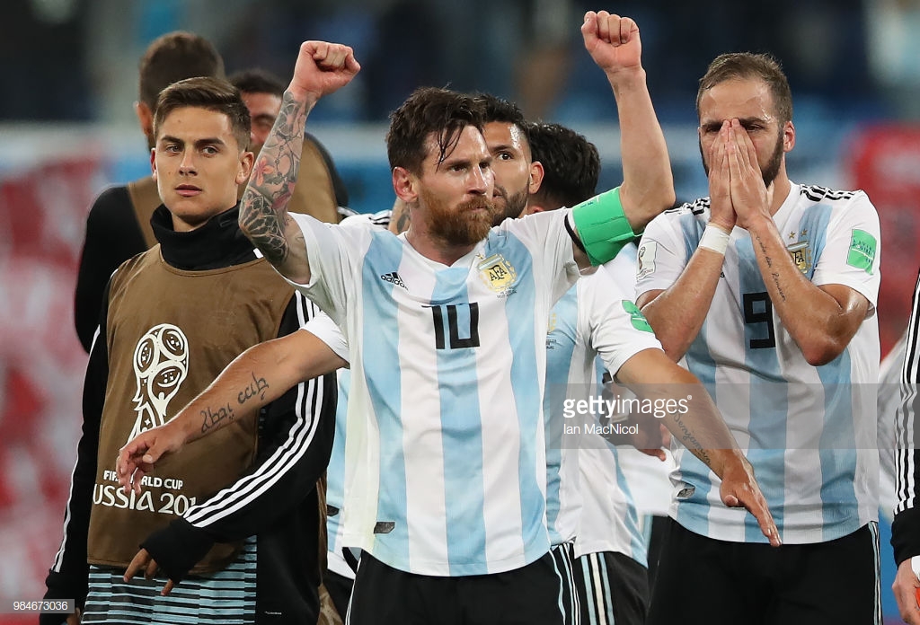 messi-maradonani-usteledi