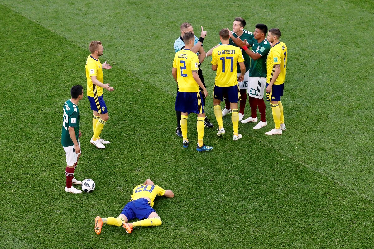 meksikali-futbolcu-15-saniyeye-tarixe-dusdu