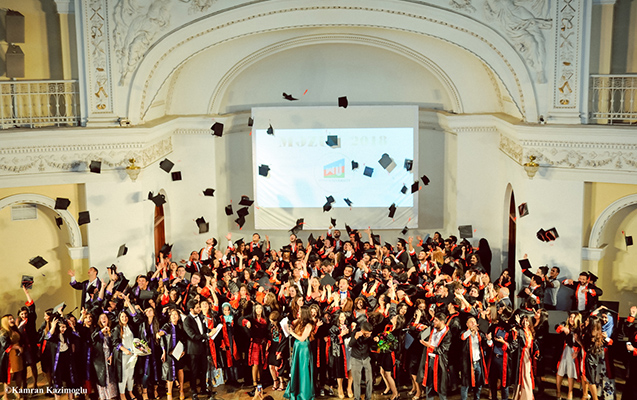 qerbi-kaspi-universitetinde-tenteneli-mezun-gunu
