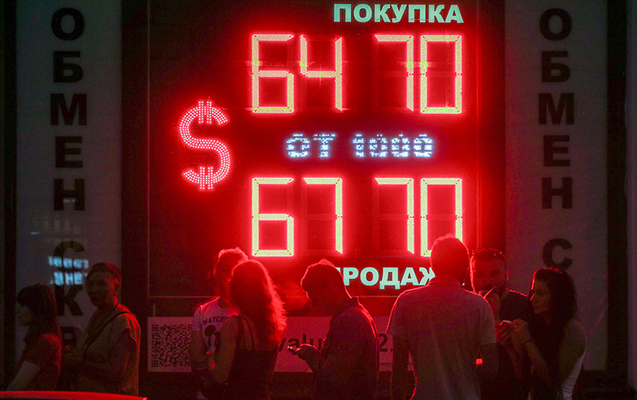 rusiyada-dollar-67-rublu-kecdi