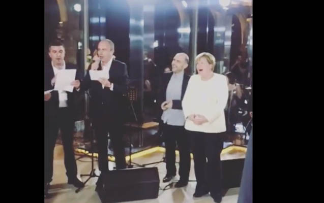merkel-mahni-oxudu-gozlenilmez-hediyye-aldi