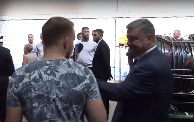 porosenko-suali-esidib-mikrofonu-tutdu