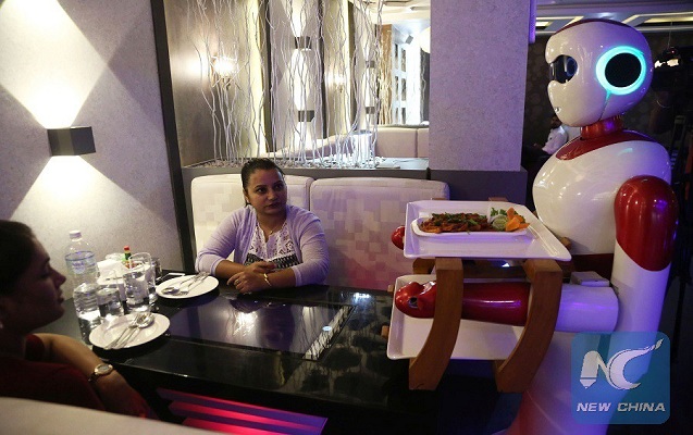 bu-olkede-ofisiantlari-robotlar-evezledi