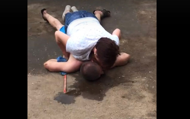 qadin-cantasini-ogurlayan-kisini-pesman-etdi